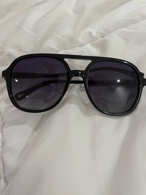 2 Aviator-Style Sunglasses with Dark Gradient Lenses